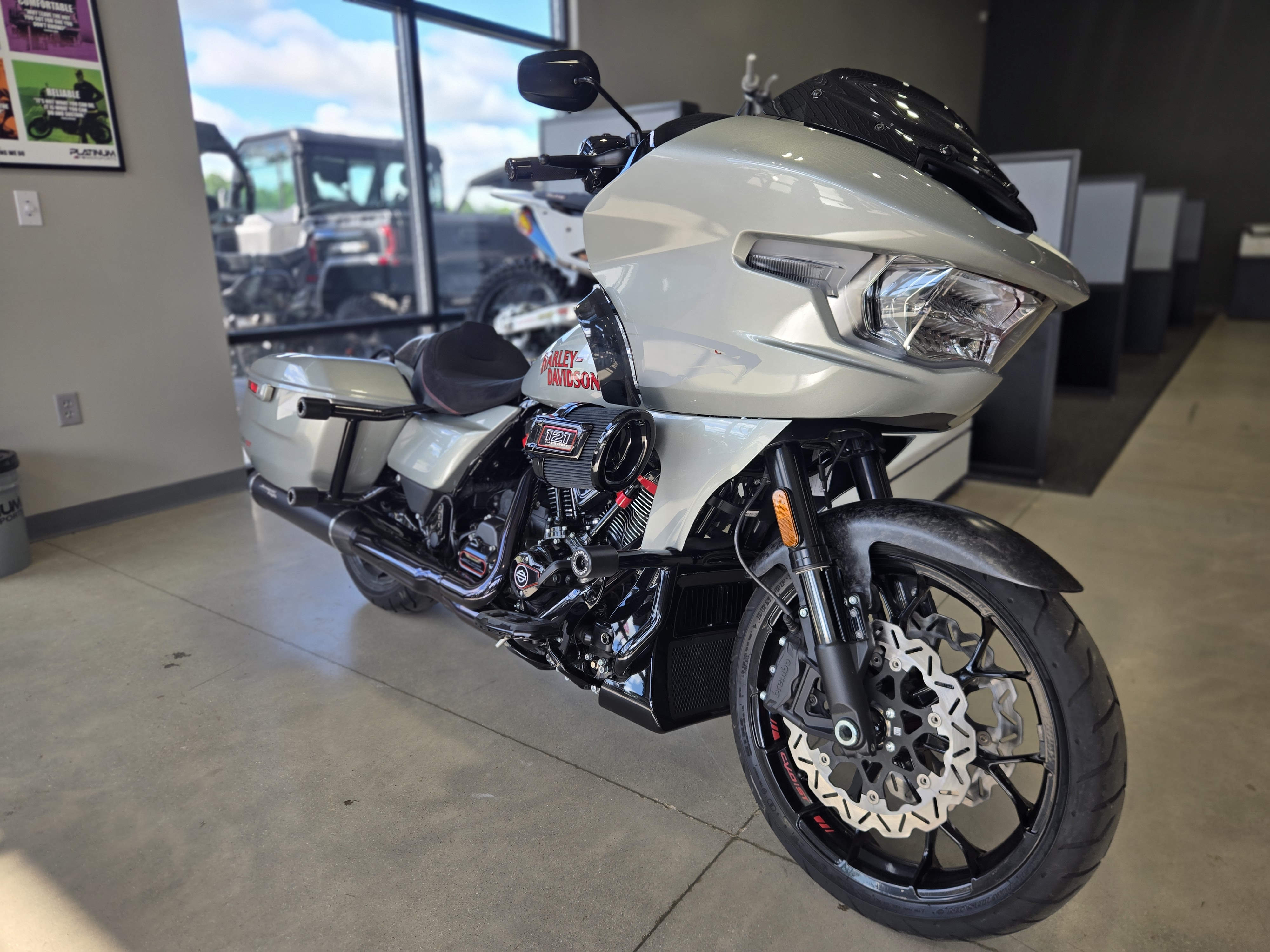 2025-Harley-Davidson®-CVO-Road-Glide-ST-Mercury-Silver-U958043